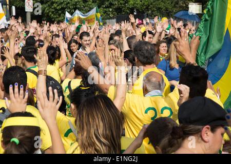 Sao Paulo, Brasilien. 7. Juni 2014. Massen von evangelischen Gläubigen nehmen Teil in der "Marsch für Jesus" religiöse Jahresveranstaltung während Samstag Vormittag in der Innenstadt von Sao Paulo. Die Veranstaltung soll des Landes wachsende evangelische Bevölkerung zu präsentieren. In diesem Jahr sind in den Farben der brasilianischen Flagge zu Ehren von der bevorstehenden FIFA WM 2014, Teilnehmer T-shirts gedruckt, die Brasilien Gastgeber ist Anfang Juni 12. Bildnachweis: Andre M. Chang/Alamy Live-Nachrichten Stockfoto