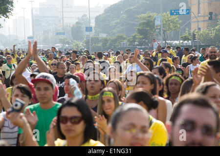 Sao Paulo, Brasilien. 7. Juni 2014. Massen von evangelischen Gläubigen nehmen Teil in der "Marsch für Jesus" religiöse Jahresveranstaltung während Samstag Vormittag in der Innenstadt von Sao Paulo. Die Veranstaltung soll des Landes wachsende evangelische Bevölkerung zu präsentieren. In diesem Jahr sind in den Farben der brasilianischen Flagge zu Ehren von der bevorstehenden FIFA WM 2014, Teilnehmer T-shirts gedruckt, die Brasilien Gastgeber ist Anfang Juni 12. Bildnachweis: Andre M. Chang/Alamy Live-Nachrichten Stockfoto