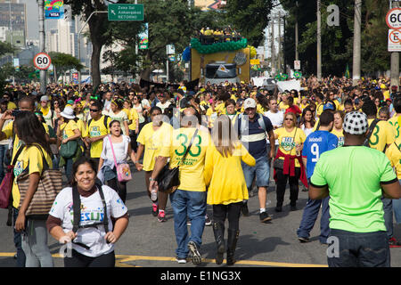 Sao Paulo, Brasilien. 7. Juni 2014. Massen von evangelischen Gläubigen nehmen Teil in der "Marsch für Jesus" religiöse Jahresveranstaltung während Samstag Vormittag in der Innenstadt von Sao Paulo. Die Veranstaltung soll des Landes wachsende evangelische Bevölkerung zu präsentieren. In diesem Jahr sind in den Farben der brasilianischen Flagge zu Ehren von der bevorstehenden FIFA WM 2014, Teilnehmer T-shirts gedruckt, die Brasilien Gastgeber ist Anfang Juni 12. Bildnachweis: Andre M. Chang/Alamy Live-Nachrichten Stockfoto