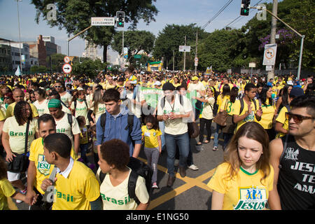 Sao Paulo, Brasilien. 7. Juni 2014. Massen von evangelischen Gläubigen nehmen Teil in der "Marsch für Jesus" religiöse Jahresveranstaltung während Samstag Vormittag in der Innenstadt von Sao Paulo. Die Veranstaltung soll des Landes wachsende evangelische Bevölkerung zu präsentieren. In diesem Jahr sind in den Farben der brasilianischen Flagge zu Ehren von der bevorstehenden FIFA WM 2014, Teilnehmer T-shirts gedruckt, die Brasilien Gastgeber ist Anfang Juni 12. Bildnachweis: Andre M. Chang/Alamy Live-Nachrichten Stockfoto