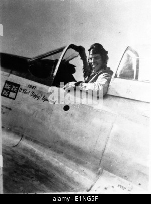 Dieses Bild ist Teil der Charles M. Daniels Collection und zeigt bedeutende Momente und Artefakte aus der Geschichte der Luftfahrt und der Flugzeugentwicklung, einschließlich verschiedener Flugzeugtypen und Flugmeilensteine. Stockfoto