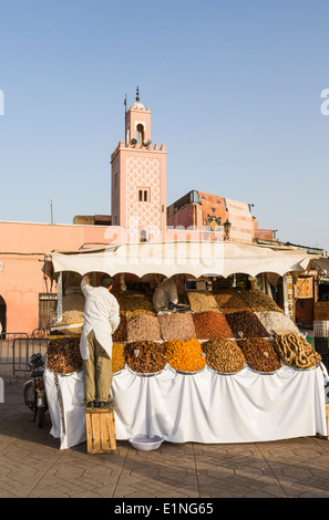 Nachtmarkt in Djemaa el-Fna, weltberühmten Square in der Medina von Marrakesch, Marokko: stall verkauft getrockneten Früchten und Nüssen