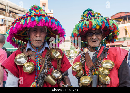 Alte Männer gekleidet in bunten Trachten für Tipps im Jeema-el-Fna-Platz, Kasbah, Marrakech, Marokko Stockfoto