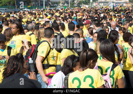 Sao Paulo, Brasilien. 7. Juni 2014. Massen von evangelischen Gläubigen nehmen Teil in der "Marsch für Jesus" religiöse Jahresveranstaltung während Samstag Vormittag in der Innenstadt von Sao Paulo. Die Veranstaltung soll des Landes wachsende evangelische Bevölkerung zu präsentieren. In diesem Jahr sind in den Farben der brasilianischen Flagge zu Ehren von der bevorstehenden FIFA WM 2014, Teilnehmer T-shirts gedruckt, die Brasilien Gastgeber ist Anfang Juni 12. Bildnachweis: Andre M. Chang/Alamy Live-Nachrichten Stockfoto