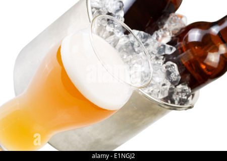 Closeup abgewinkelte horizontale Foto der frisch Bier in großen Glas gegossen und Flaschenbier in Edelstahl Eimer mit Eis Stockfoto