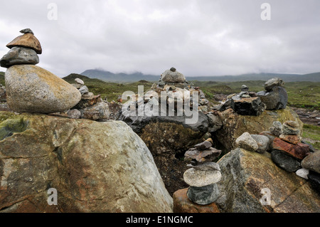 Glen Sligachan mit Blick auf die Cuillin Berge in der Ferne. Mehreren Cairns im Bereich gelegt. Stockfoto