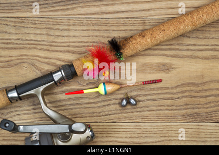 Horizontale Ansicht von oben Foto der Angelköder, Bobbers, Platinen, Pol Korkgriff und Teil der Walze verblasste Holz Stockfoto