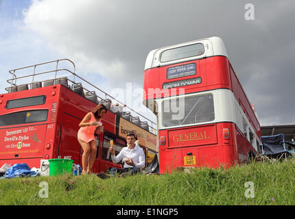 Epsom Downs Surrey England, UK. 7. Juni 2014. Das Epsom Derby ist die bekannteste englische Flachrennen und wurde zuerst im Jahre 1780 laufen. Es wird regelmäßig von der Königin und andere Mitglieder der königlichen Familie besucht. Rennen-Geher genießen Sie einen Drink neben traditionellen Doppeldeckerbus gemietet für den Anlass und auf die tiefen geparkt. Bildnachweis: Julia Gavin/Alamy Live-Nachrichten Stockfoto