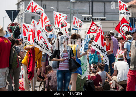 Venedig, Italien. 7. Juni 2014, Protest organisiert durch das Nein zur großen Kreuzfahrt Schiffe Ausschuss: "Alle in Venedig Boicott Kreuzfahrtschiffe". Nicht nur gegen die großen Kreuzfahrtschiffe, sondern auch gegen das MOSE-Projekt-Korruptionsskandal aus Protest begann das Komitee den Protest an der Piazzale Roma. Die Mobilisierung erreicht Marittima Cruise Ship Terminal und die Demonstranten lagerten auf die Fläche blockieren Zugriff Tu das Passagierterminal, Busse, Autos und Touristen begeben wollen. Stockfoto