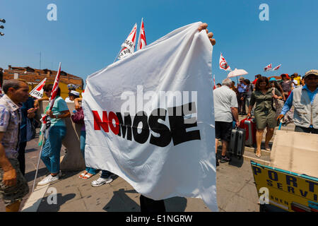 Venedig, Italien. 7. Juni 2014, Protest organisiert durch das Nein zur großen Kreuzfahrt Schiffe Ausschuss: "Alle in Venedig Boicott Kreuzfahrtschiffe". Nicht nur gegen die großen Kreuzfahrtschiffe, sondern auch gegen das MOSE-Projekt-Korruptionsskandal aus Protest begann das Komitee den Protest an der Piazzale Roma. Die Mobilisierung erreicht Marittima Cruise Ship Terminal und die Demonstranten lagerten auf die Fläche blockieren Zugriff Tu das Passagierterminal, Busse, Autos und Touristen begeben wollen. Stockfoto