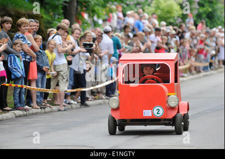 Narva, Estland. 7. Juni 2014. Ein Kind nimmt an der 6. traditionelle Derby Seifenkistenrennen in Narva, die drittgrößte Stadt Estlands, 7. Juni 2014. Bildnachweis: Sergei Stepanov/Xinhua/Alamy Live-Nachrichten Stockfoto