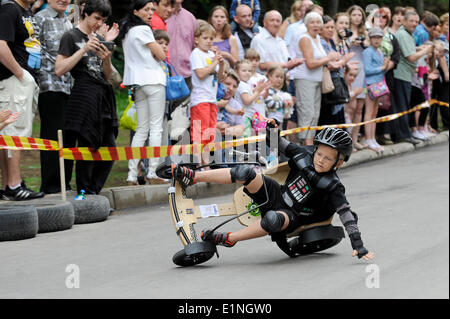 Narva, Estland. 7. Juni 2014. Ein Kind nimmt an der 6. traditionelle Derby Seifenkistenrennen in Narva, die drittgrößte Stadt Estlands, 7. Juni 2014. Bildnachweis: Sergei Stepanov/Xinhua/Alamy Live-Nachrichten Stockfoto