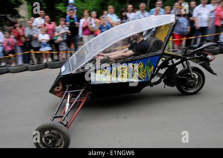 Narva, Estland. 7. Juni 2014. Ein Teenager konkurriert in der 6. traditionelle Derby Seifenkistenrennen in Narva, die drittgrößte Stadt Estlands, 7. Juni 2014. Bildnachweis: Sergei Stepanov/Xinhua/Alamy Live-Nachrichten Stockfoto