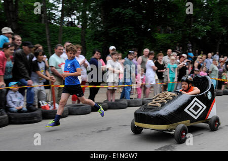 Narva, Estland. 7. Juni 2014. Ein Kind nimmt an der 6. traditionelle Derby Seifenkistenrennen in Narva, die drittgrößte Stadt Estlands, 7. Juni 2014. Bildnachweis: Sergei Stepanov/Xinhua/Alamy Live-Nachrichten Stockfoto