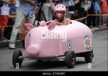 Narva, Estland. 7. Juni 2014. Ein Kind nimmt an der 6. traditionelle Derby Seifenkistenrennen in Narva, die drittgrößte Stadt Estlands, 7. Juni 2014. Bildnachweis: Sergei Stepanov/Xinhua/Alamy Live-Nachrichten Stockfoto