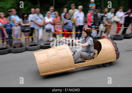 Narva, Estland. 7. Juni 2014. Ein Teenager konkurriert in der 6. traditionelle Derby Seifenkistenrennen in Narva, die drittgrößte Stadt Estlands, 7. Juni 2014. Bildnachweis: Sergei Stepanov/Xinhua/Alamy Live-Nachrichten Stockfoto