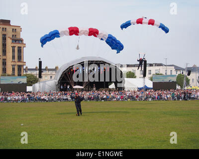 Mitglieder der RAF Falken Fallschirm anzeigen Team Land am Southsea common während des 3. Tages der Veranstaltungen zum Gedenken an den 70. Jahrestag des d-Day Stockfoto