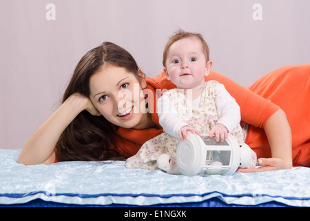 Mutter und Tochter sechs Monate liegen gerne auf der couch Stockfoto