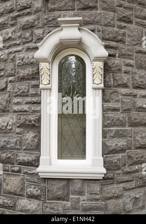 Vertikale Foto des neuen benutzerdefinierten home-Fenster mit Steinstruktur im Hintergrund Stockfoto