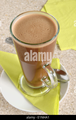 Heiße Schokolade in einem hohen Latte Glas Stockfoto