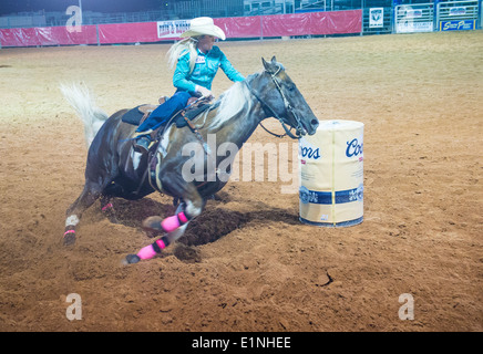 Cowgirl Teilnehmende in einem Fass Renn-Wettbewerb an der Clark County Fair und Rodeo in Logandale Nevada Stockfoto