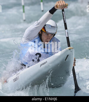 Waltham Cross, Hertfordshire, UK. 7. Juni 2014. Deutschlands SIDERIS TASIADIS funktioniert durch ein Tor während des C1-Mens-Finales in Lee Valley White Water Centre: Steve FlynnZUMA Presse Credit: Steve Flynn/ZUMA Wire/ZUMAPRESS.com/Alamy Live News Stockfoto