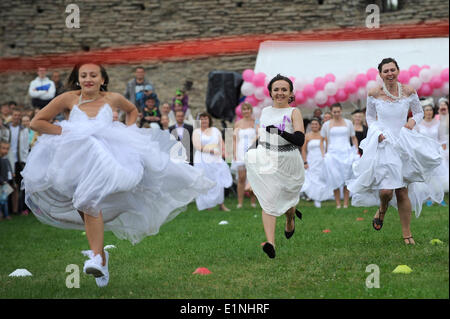 Narva, Estland. 7. Juni 2014. Frauen in Brautkleidern konkurrieren in einem jährlichen Runaway Brides-Wettbewerb in Narva, Estland, 7. Juni 2014. Insgesamt 73 verheiratet und single Frauen aus Estland und Rußland verkleidet als Bräute, die auf einem 50 Meter langen Grass Track hier am Samstag raste. Bildnachweis: Sergei Stepanov/Xinhua/Alamy Live-Nachrichten Stockfoto