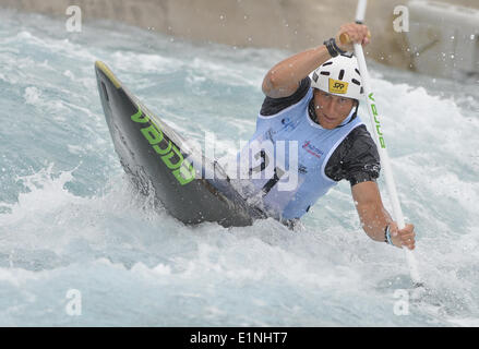 Waltham Cross, Hertfordshire, UK. 7. Juni 2014. Der Slowakei KAROL ROZMUS steuert sein Boot während der C1 Herren Halbfinale im Lee Valley White Water Centre: Steve FlynnZUMA Presse Credit: Steve Flynn/ZUMA Wire/ZUMAPRESS.com/Alamy Live News Stockfoto