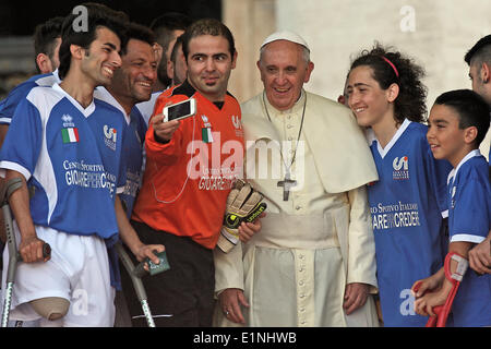 Vatikanstadt, Rom. 7. Juni 2014.  Francis Papst trifft sich mit Mitgliedern des italienischen Sports Center in St.-Peter Platzes, Vatikan Stockfoto