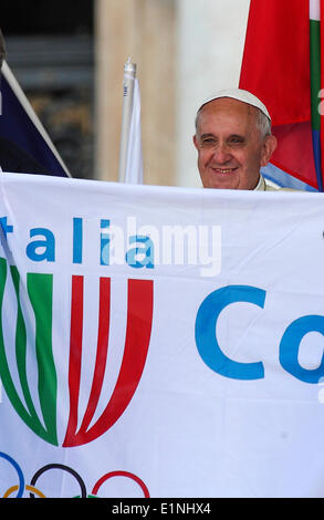 Vatikanstadt, Rom. 7. Juni 2014.  Francis Papst trifft sich mit Mitgliedern des italienischen Sports Center in St.-Peter Platzes, Vatikan Stockfoto