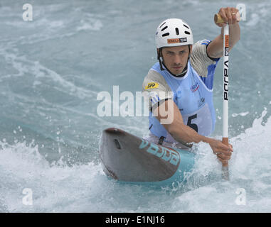 Waltham Cross, Hertfordshire, UK. 7. Juni 2014. Der Slowakei MATEJ BENUS steuert seine Kanu während der C1 Herren Halbfinale im Lee Valley White Water Centre: Steve FlynnZUMA Presse Credit: Steve Flynn/ZUMA Wire/ZUMAPRESS.com/Alamy Live News Stockfoto