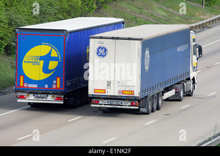 Rückansicht des zwei ausländische Lastwagen unterwegs entlang der Autobahn M20 in Kent, England Stockfoto