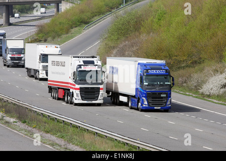 Lastwagen unterwegs entlang der Autobahn M20 in Kent, England Stockfoto