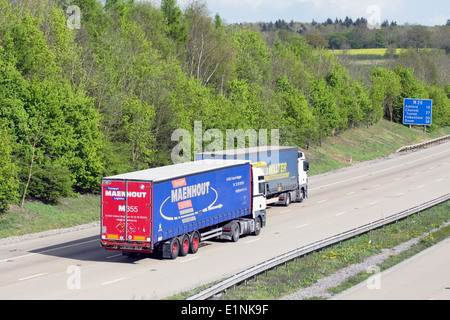 Rückansicht des zwei ausländische Lastwagen unterwegs entlang der Autobahn M20 in Kent, England Stockfoto