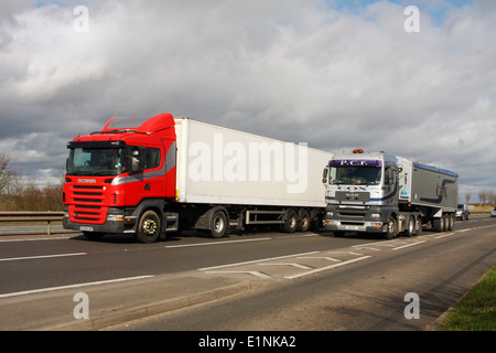 Zwei Lastwagen unterwegs entlang der Schnellstraße A46 in Leicestershire, England Stockfoto