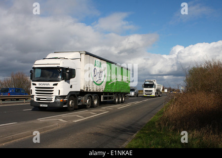 Ein Asda-LKW und andere Verkehrsmittel reisen entlang der Schnellstraße A46 in Leicestershire, England Stockfoto