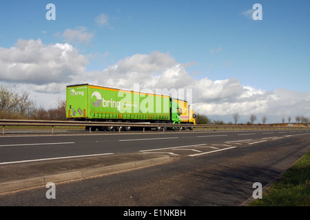 Zwei Lastwagen unterwegs entlang der Schnellstraße A46 in Leicestershire, England. Stockfoto