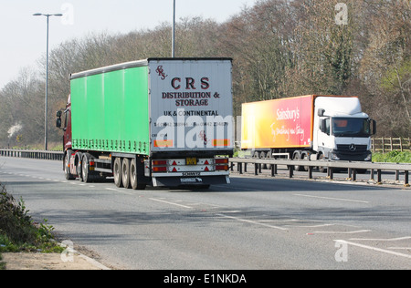 Zwei Lastwagen unterwegs auf gegenüberliegenden Seiten der A12 Schnellstraße in Essex, England Stockfoto