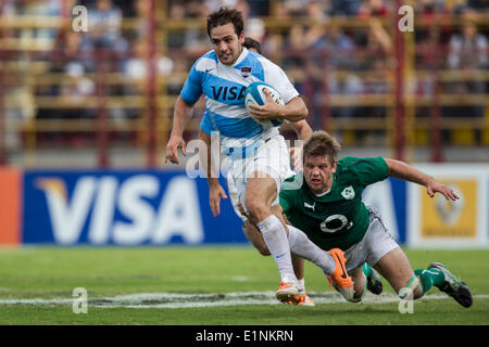 Chaco, Argentinien. 7. Juni 2014. Rugby-Testspiel Argentinien gegen Irland während der Internationa freundlich entsprechen im Estadio Centenario, Resistencia, Chaco, Argentinien. Nicolas Sanchez versucht, das Gerät für Mittelfeld Gewinn zu brechen. Bildnachweis: Aktion Plus Sport/Alamy Live-Nachrichten Stockfoto