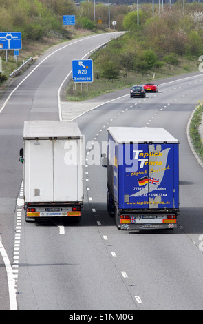 Rückansicht der beiden Lastwagen unterwegs entlang der Autobahn M20 in Kent, England Stockfoto