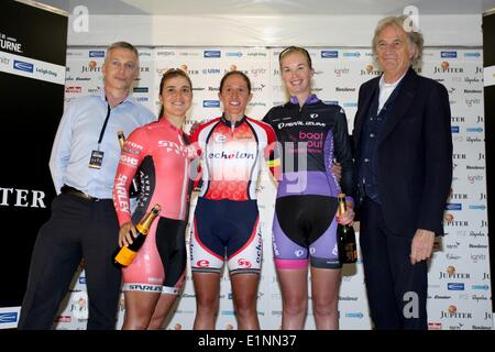 Smithfield Market, London, UK. 7. Juni 2014. London-Nocturne-Radsport-Event. Die ersten drei in der Elite Frauen Rennen begleitet von Mode-Designer Paul Smith (rechts). Nicola Juniper, 1. (Mitte), Gabriella Shaw, 2. (rechts Mitte), Katie Curtis, 3. (links Mitte) Credit: Neville Stile/Alamy Live News Stockfoto