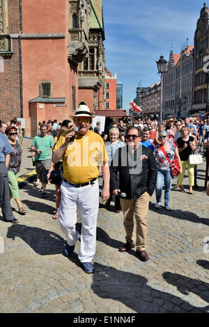 Wroclaw, Polen. 7. Juni 2014. Robert Maklowicz und Piotr Bikont in die Veranstaltung "Europa auf eine Gabel 2014" versuchen verschiedene Gerichte aus ganz Europa am Juni 7, 2014. Sie sind die Stars der polnischen kulinarischen TV. Stockfoto