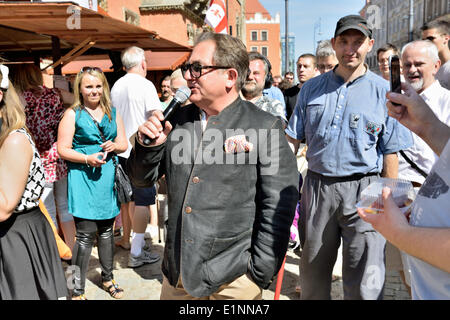 Wroclaw, Polen. 7. Juni 2014. TV-Koch Robert Maklowicz in die Veranstaltung "Europa auf eine Gabel 2014" versuchen verschiedene Gerichte aus ganz Europa am Juni 7, 2014. Maklowicz ist der Star der polnischen kulinarischen TV. Stockfoto