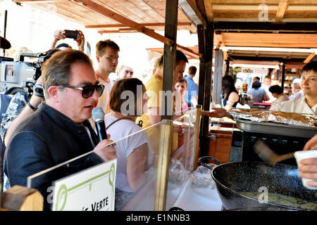 Wroclaw, Polen. 7. Juni 2014. TV-Koch Robert Maklowicz in die Veranstaltung "Europa auf eine Gabel 2014" versuchen verschiedene Gerichte aus ganz Europa am Juni 7, 2014. Maklowicz ist der Star der polnischen kulinarischen TV. Stockfoto