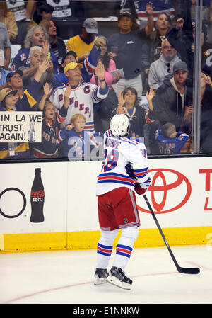 Staples Center, Los Angeles, Kalifornien, USA. 7. Juni 2014. New York Rangers (28) Dominic Moore kehrt einen Puck für die Fans, bevor Spiel zwei der Stanley-Cup-Finale gegen die Los Angeles Kings im STAPLES Center gespielt. Bildnachweis: Aktion Plus Sport/Alamy Live-Nachrichten Stockfoto