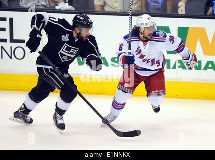 Staples Center, Los Angeles, Kalifornien, USA. 7. Juni 2014. Los Angeles Kings (27) Alec Martinez und New York Rangers (36) spielte Mats Zuccarello in Aktion während Spiel zwei der Stanley-Cup-Finale im STAPLES Center. Bildnachweis: Aktion Plus Sport/Alamy Live-Nachrichten Stockfoto