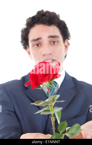 traurig und emotional betroffen Frau Mann in einem Anzug hält ein rot stieg und bietet es für die Kamera Stockfoto