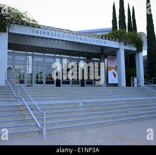 Los Angeles, Kalifornien, USA. 4. Mai 2014. Die Skirball Cultural Center Main Entrance.The Skirball Cultural Center in Los Angeles, zuerst im Jahr 1996 für die Öffentlichkeit zugänglich, widmet sich der Erhaltung des jüdischen Erbes und amerikanischen demokratischen Idealen. Die Skirball Cultural Center ist eine weitere Verlängerung des ursprünglich das Skirball Museum zuerst im Jahre 1972 gegründet. Das Zentrum weiterhin ein Museum mit ständig wechselnden Ausstellungen und Aufführungen. © David Bro/ZUMAPRESS.com/Alamy Live-Nachrichten Stockfoto