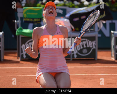 Paris, Frankreich. 8. Juni 2014. Roland Garros, Paris, Frankreich. Maria Sharapova Russland feiert Sieg der Frauen-Einzel-Titel bei der Französisch Open 2014, spielte im Stade Roland Garros, Paris, Frankreich-Credit: Action Plus Sport Bilder/Alamy Live News Stockfoto