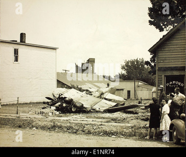 Im Jahr 1946 war ein nordamerikanisches Flugzeug der SNJ bei einem Absturz in Kansas verwickelt. Die SNJ war ein beliebtes Trainingsflugzeug, das von der US Navy während und nach dem Zweiten Weltkrieg eingesetzt wurde. Es war als tragerfähiges Trainer konzipiert, aber dieser besondere Vorfall hebt die Risiken hervor, die mit der Nachkriegsflugausbildung verbunden sind. Stockfoto